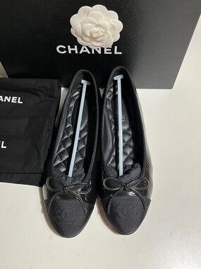 CHANEL Black Quilted Leather Ballet Flats with Logo Cap and Bow